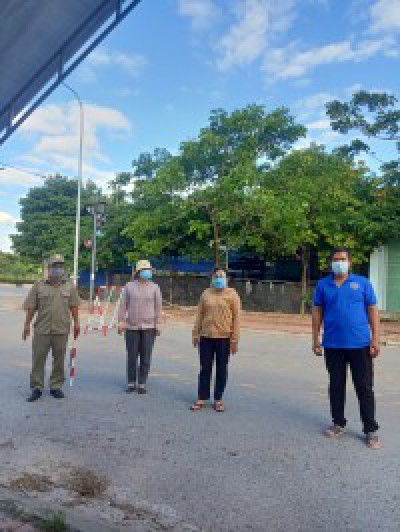 Thầy Cô Giáo viên trường THCS Định Hòa tham gia công tác trực các chốt trên địa bàn phường Định Hòa