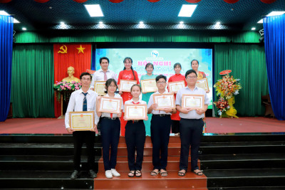 Tham gia Hội nghị “Tuyên dương, khen thưởng giáo viên, học sinh và các đơn vị có thành tích xuất sắc trong các cuộc thi, hội thi các cấp năm học 2024 - 2025