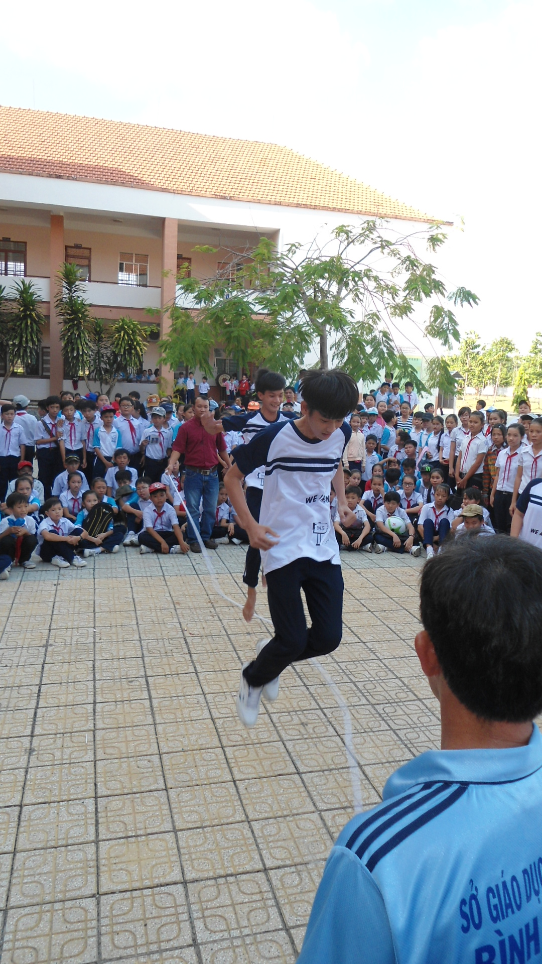 Học sinh tham gia trò chơi nhảy dây